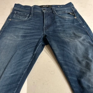 Blå Reaplay anbass - Snygga blå jeans från Replay med klassisk femficksdesign och knappgylf. Jeansen har en modern passform och är perfekta för en avslappnad stil. Tillverkade i ett slitstarkt denimtyg. Priset går att diskutera 😁