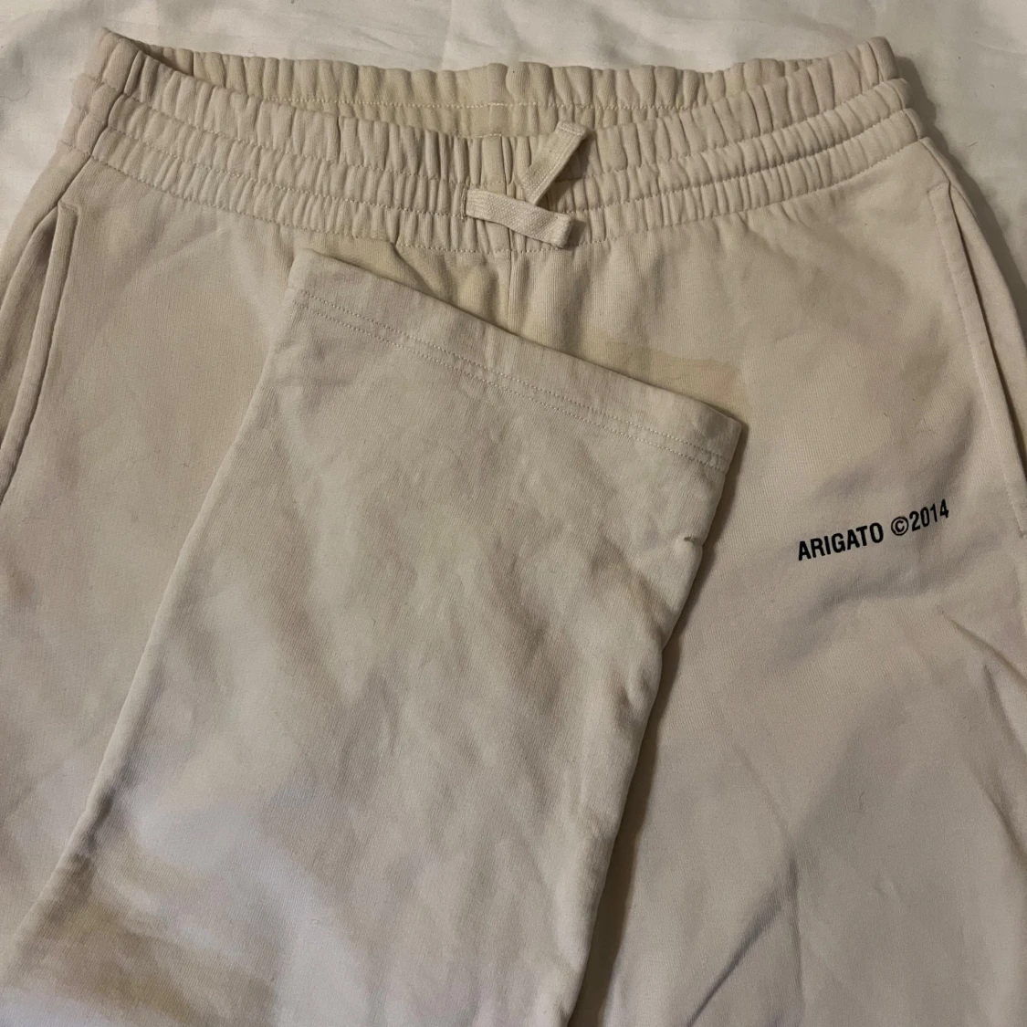 Beige mjukisbyxor från Arigato