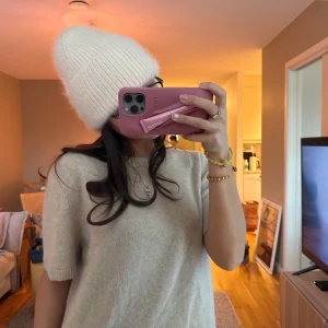 tröja soft goat  - sååå snygg att ha till vardags!! stl L men liten i storleken!! knappt använd men har en liten defekt där av priset!! 100% kashmir!! skriv om du har frågor🫶🏾🩰