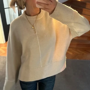 Beige stickad tröja från Zara - Säljer denna populära assköna stickad tröjan som passar perfekt till allt😚😚💖💖i bra skick men tecken på användning pga lite nopprig!!