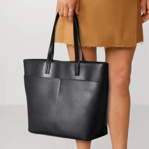 Svart axelväska - Säljer min fina svarta axelväska från Even&Odd. Perfekt för att bära med sig allt man behöver. Väskan har en innerficka för extra förvaring. nypris 280