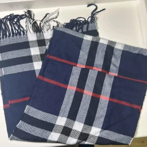 Burberryliknande halsduk kaschmir - Snygg rutig halsduk i blått, vitt och rött med fransar i ändarna. Perfekt för att hålla sig varm under kyliga dagar. Kaschmir, aldrig använd.