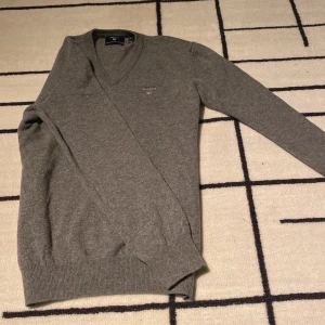 GANT tröja  - Stickad GANT tröja i mycket bra skick. Använd ca 2 gånger  Passar både M-L Köparen betalar frakt 💞