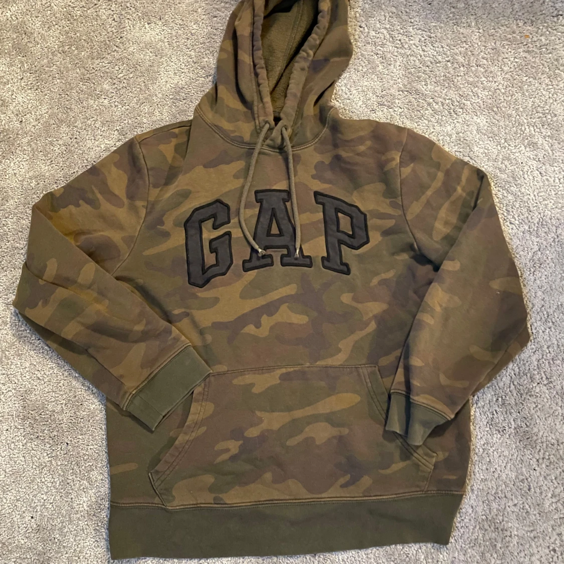 Camouflage hoodie från GAP