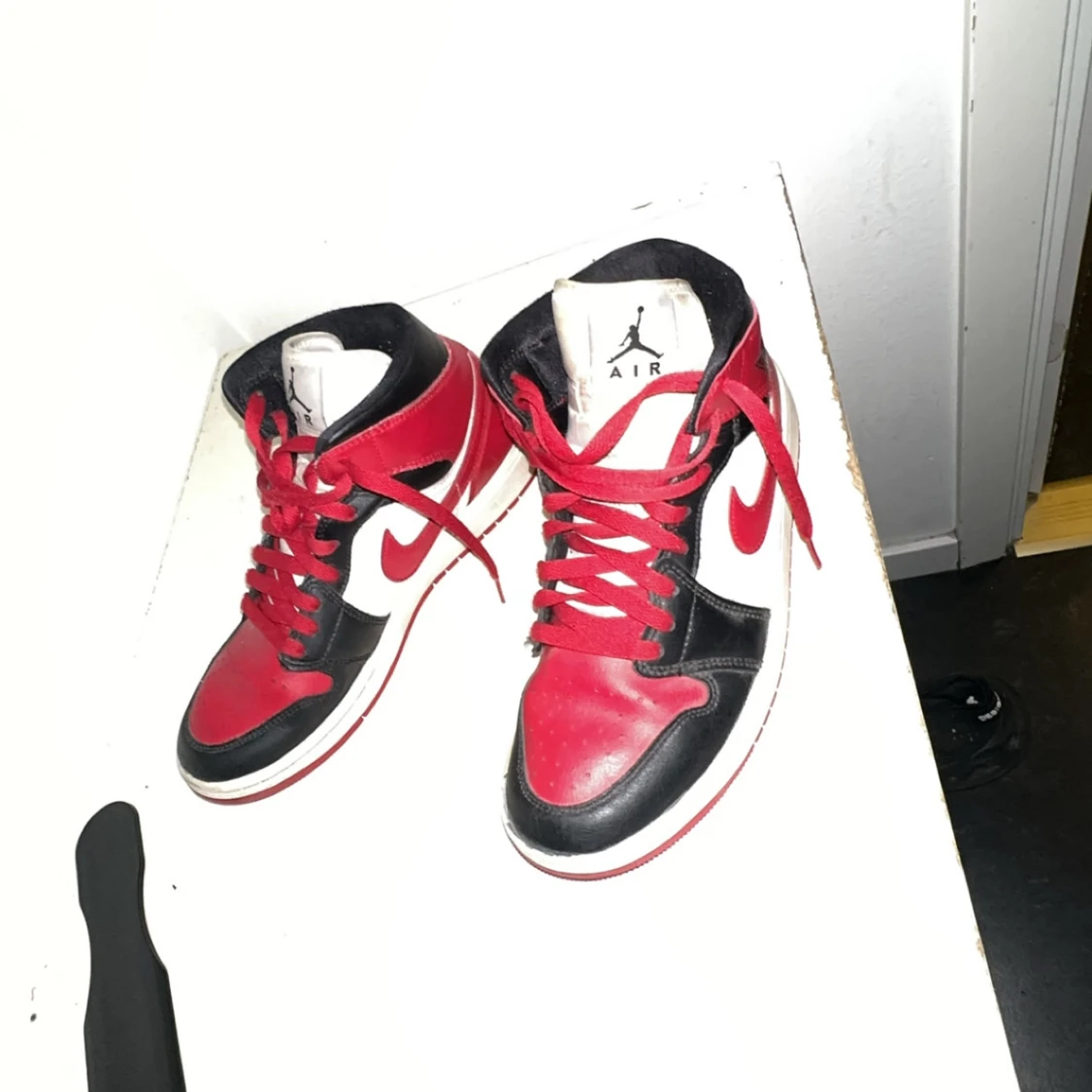 Nike Air Jordans i rött och svart - 1