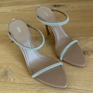 Zara klackar  - Säljer mina eleganta Zara klackskor! Dom är både stilrena och festliga! Oanvända med ett väldigt bra sick! 