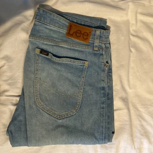 Lee Malone - Fick dem av min bror men dem passar inte så dem ska bort. Ord -:999kr, Storlek W34 L34.  Håller på spara till studenresa så vill få bort dem så snabbt som möjligt pris kan diskuteras.