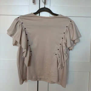 Beige topp med volangdetaljer - Superfin blus från Zara!