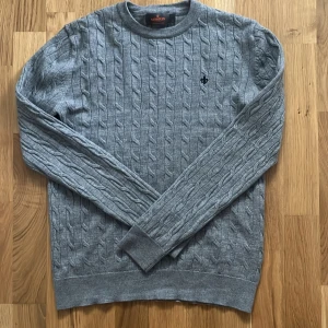 Morris merinull tröja  - Säljer en riktigt snygg stickad Morris tröja i 100% merinoull. Står storlek M men sitter tajt så typ S/XS. Tveka inte vid frågor!