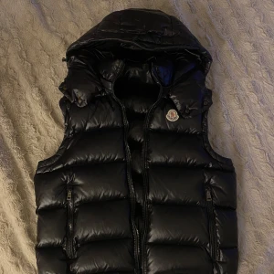 Moncler väst - Säljer då den är för stor för mig. 