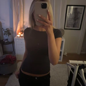 Trendig tröja! - Trendig t-shirt. Rygglös! Jätte fin på sommaren💞