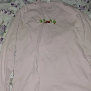långärmad tröja  - Rosa långärmad tröja, broderi med palmer och en bil på :) 