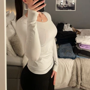 Vit långärmad topp - Säljer en stilren vit långärmad topp med en tight passform. Enkel och mångsidig design som passar till många olika outfits. Sitter som en S💕