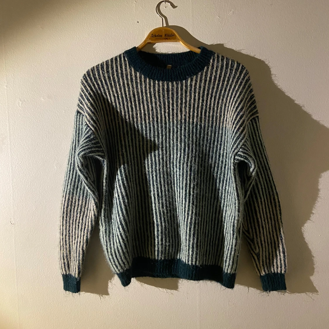 Randig stickad tröja