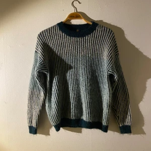 Randig stickad tröja - Mysig stickad tröja med randigt mönster i grönt och vitt. Oversized modell.