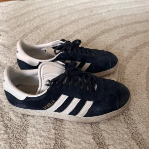 adidas gazelle skor🥰 - säljer då de är för stora för mig… sparsamt använda!!❣️
