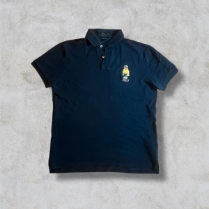 Ralph lauren polo bear pike  - Snygg piké tröja av Ralph lauren med den lilla polo björnen uppe vid vänstra bröstet. Tröjan är i väldigt fint skick och kommer i storlek M. Hör gärna av dig med frågor och kolla in mina andra annonser🤩🤩