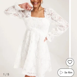 Vit klänning med långa ärmar - En vit klänning från pieces som är helt ny och aldrig använd med prislapp kvar. Perfekt till student eller midsommar. Storlek xs. Den är slutsåld på hemsidan och andra sidor som har klänningen. Nypris är 799.