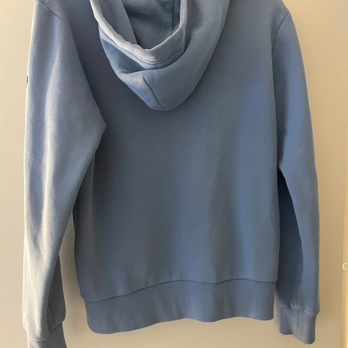 Blå hoodie från Peak Performance - 1