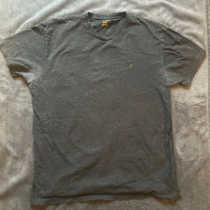 Mörk Grå t-shirt från Polo Ralph Lauren - En mörk grå T-shirt från Ralph lauren! 10/10 kvalitet! ☀️✨👕Älskar den själv och rekommenderar! ✨