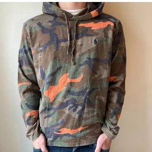 RALPH LAUREN CAMO - Tjena, säljer en Ralph lauren camo hoodie av det tunnare slaget. Riktigt fet och unik design. Sitter som xs. Hör av dug vid fler frågor, priset är inte hugget i sten!