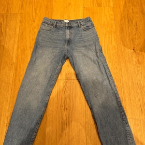 Blå jeans från Woodbird - Snygga blå jeans från Woodbird med klassisk femficksdesign. De har en rak passform och är tillverkade i slitstarkt denim. Perfekta för en avslappnad stil. Jag säljer dessa då jag tycker att dem sitter för löst och har ändrat stil. De är i bra skick och kostar över tusenlappen nya! Hör gärna av er vid frågor och funderingar.