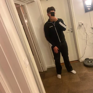 Svart kofta från Palm Angels - Hej, jag säljer en svart kofta från Palm Angels i storlek XL. Koftan är väldigt bekväm och i toppskick då den inte har nå defekter eller fläckar. Pris kan diskuteras vid en snabb affär! Mvh Emil. 