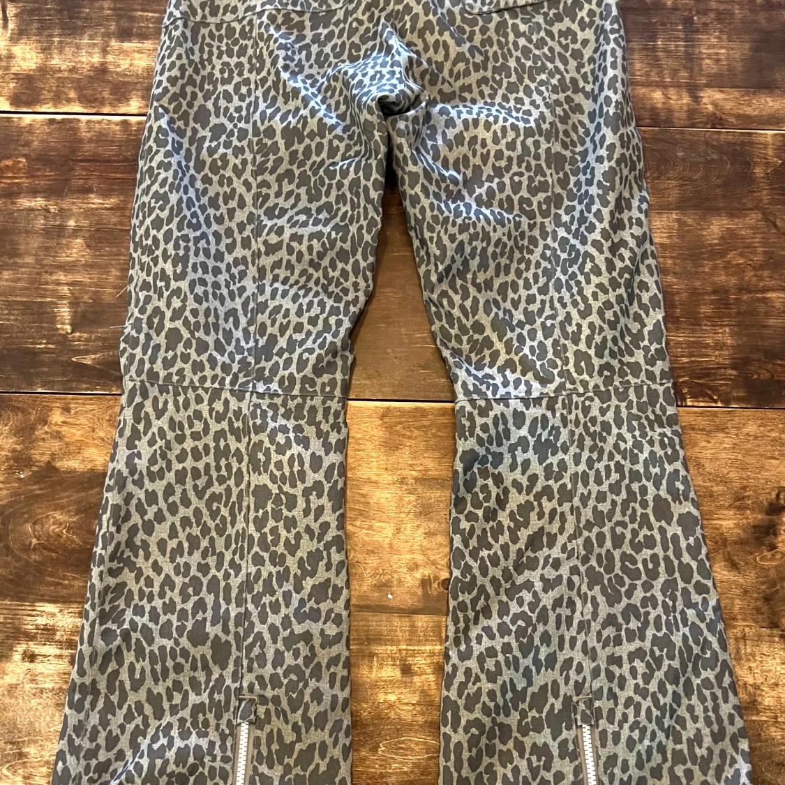 Grå leopardmönstrade skidbyxor från Wearcolour - 1