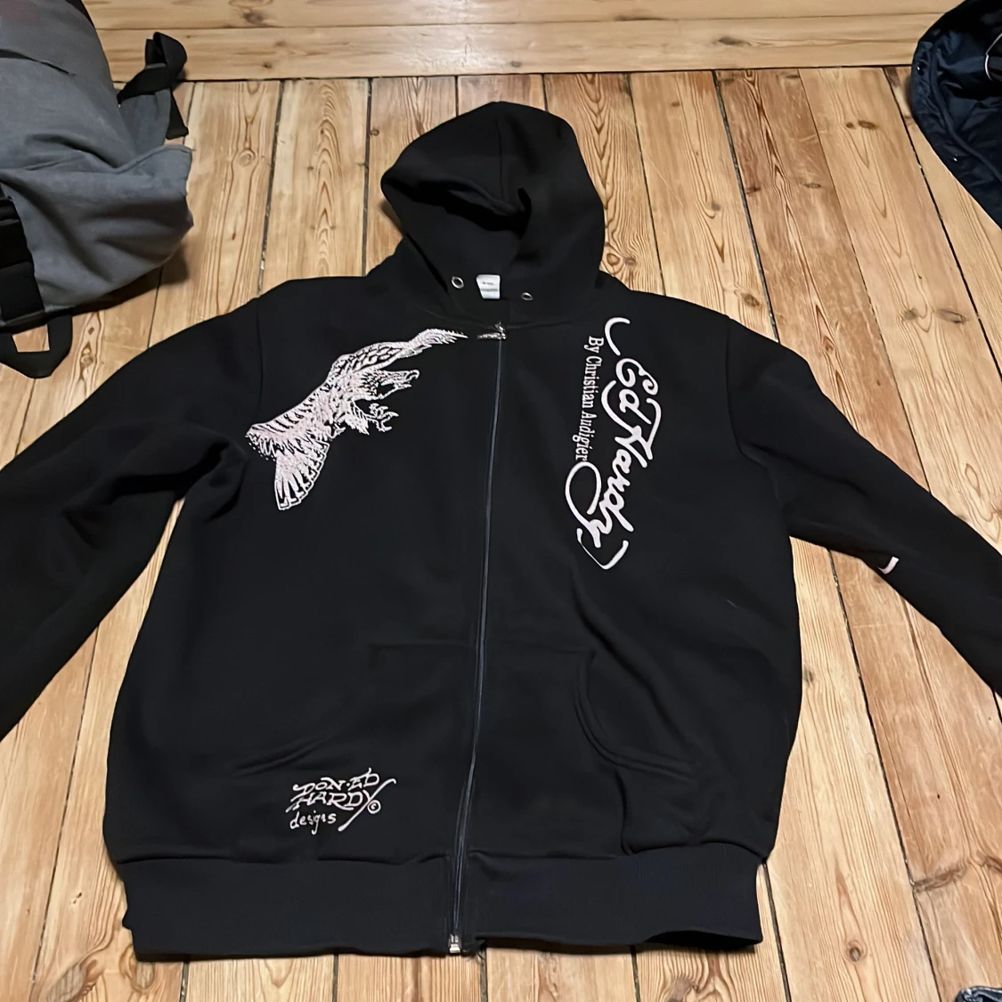 Svart hoodie från Ed Hardy