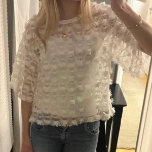 Vit topp - Säljer denna vita toppen med korta ärmar .