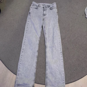 Gråa jeans  - Snygga ljus gråa  jeans från bok bok 