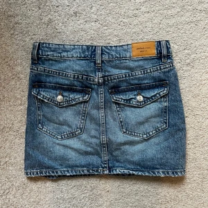 Jeanskjol  - Snygg jeanskjol från Gina tricot i blå denim. Aldrig använd och inga defekter, säljer pga den är lite för liten💗