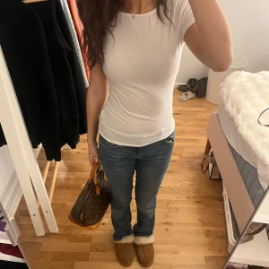 Vit tight t-shirt - Vit tight t-shirt med djup rygg. Perfekt för en stilren och enkel outfit💗💗
