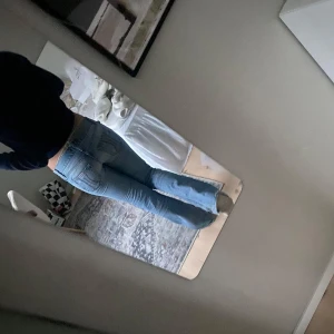 Lågmidjade jeans - Mina favorit jeans från Fornarina som jag köpte för 900 som tyvärr blivit för små. Ljusblå, lågmidjade och utsvängda pris går att diskutera kom privat för mått❣️