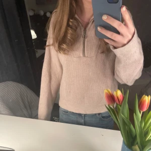 superfin stickad tröja - superfin knappt använd🥰 jag har för mig att material ’merino wool’ är lite dyrare/bättre material🥰 passar s men är storlek m🥰
