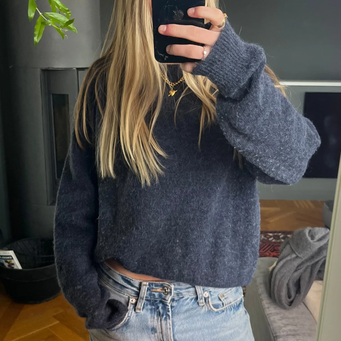 Mörkblå stickad tröja