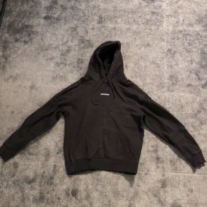 Svart hoodie från CalvinKlein - Säljer en stilren svart hoodie från CalvinKlein med en klassisk design. Hoodien har en känguruficka och justerbar huva med dragsko. Perfekt för en avslappnad look. Storlek XS