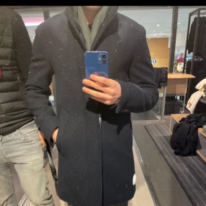 Mörkblå kappa - Snygg kappa i ett väldigt bra skick ifrån riley, om fler bilder önskas löser jag! 