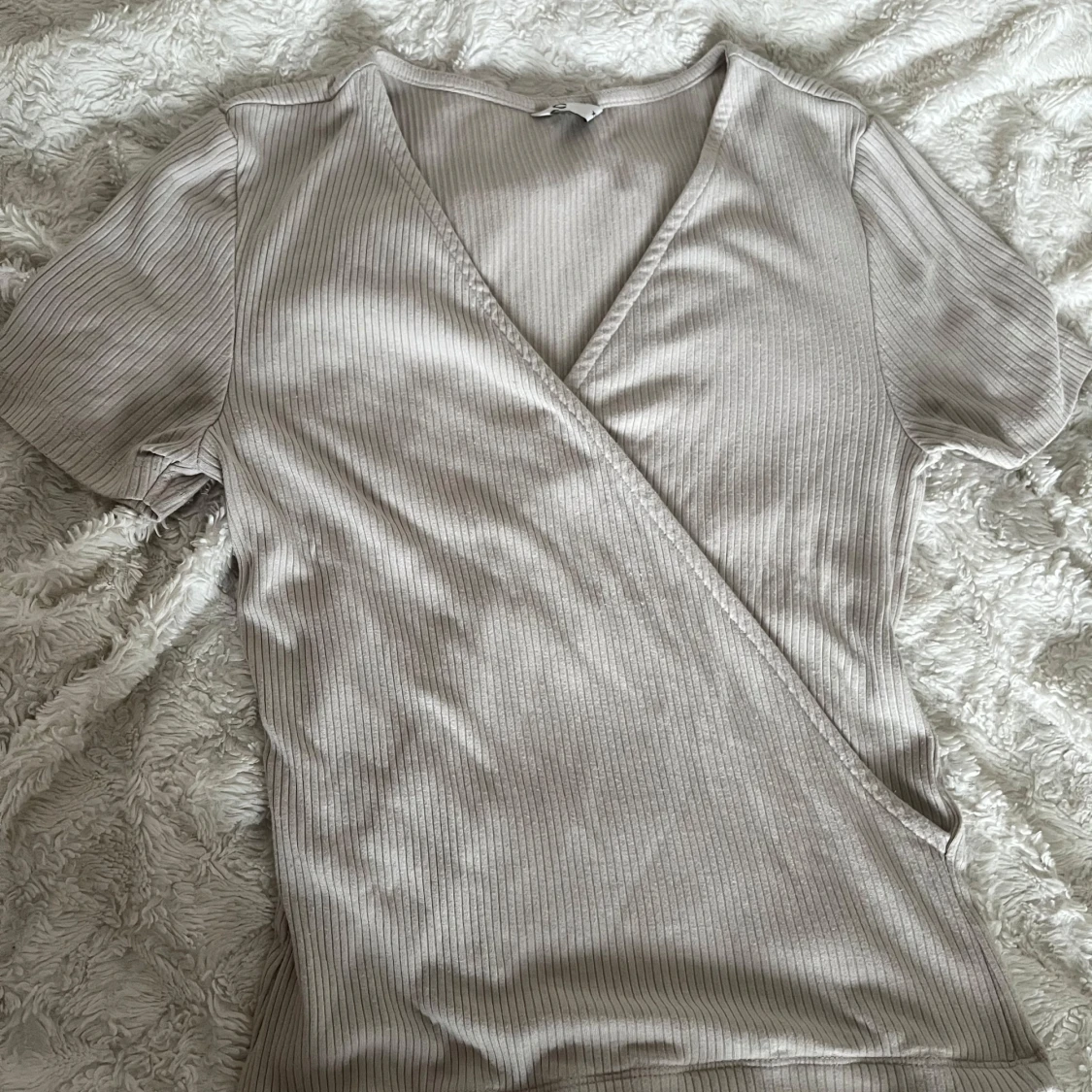 Beige omlottopp i ribbat material - 2