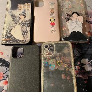iPhone 11 skal - Fodral, plus två genomskinliga skal har småå skador men inte så att det inte går att använda! 230kr. 