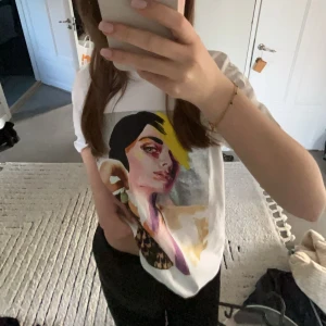 Printad Zara t-shirt  - Cool Zara t-shirt med ett printad mönster. Som ny!