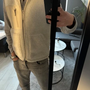 Ull väst - Riktigt snygg ull väst från A day’s march i storlek medium. Perfekt för våren.Använd ett fåtal gånger så riktigt fräsch. Nypris 1400