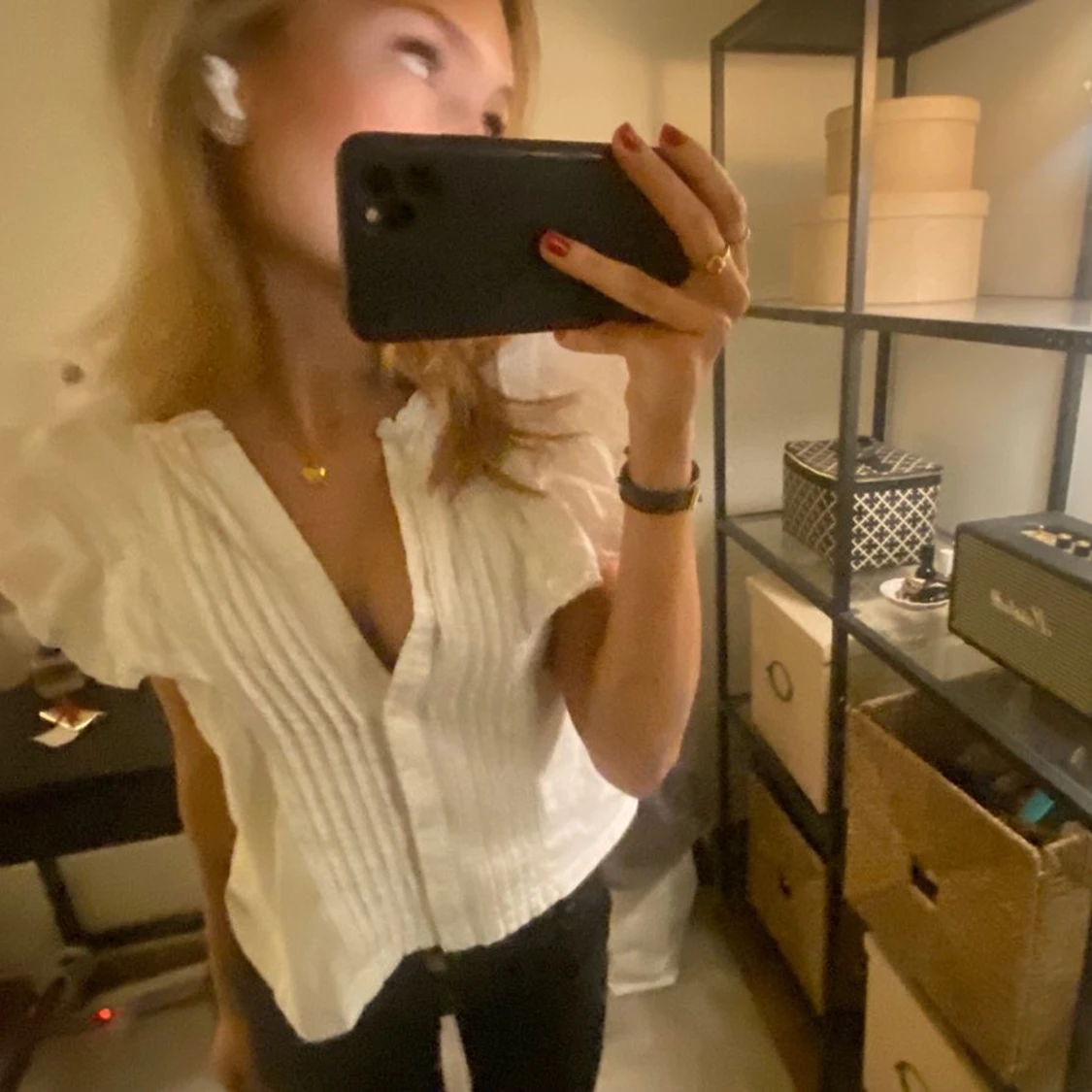 Vit blus med volangdetaljer