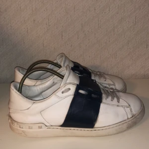 Valentino Open - Tja! Säljer ett par Valentinos open då jag inte använder dom längre. Skorna har mycket kvar att ge behöver bara en rengöring. Skriv gärna vid fundering och priset är inte hugget i sten!😃