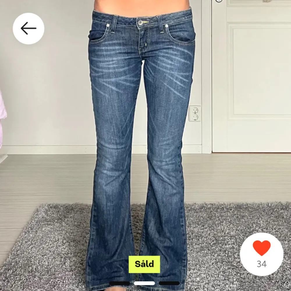 Snygga mörkblå bootcut jeans från Levis med låg midja och klassisk femficksdesign. pasar perfekt på runt 165 pris kan diskuteras lånade bilder Midje mått 36 tvärs över . Farkut & Housut.