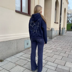 Rhinestones Hoodie  - Säljer denna snygga hoodie från Inzu som är i marinblå färg med rhinestones och broderi på ryggen. Helt ny! 