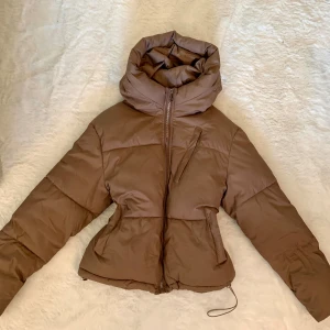 Jacka - Nude/brun puffer jacket💕 använd fåtal gånger och bra skick🫶