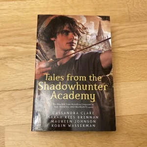 Tales from the Shadowhunter Academy - Säljer boken 'Tales from the Shadowhunter Academy' av Cassandra Clare och andra författare. Den är en del av 'The Mortal Instruments' serien. Perfekt för fantasyälskare som vill utforska mer av Shadowhunters världen.