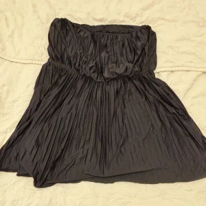 Tub topp  - En tub topp från Gina tricot men köpt från Sellpy, aldrig använts av mig. 