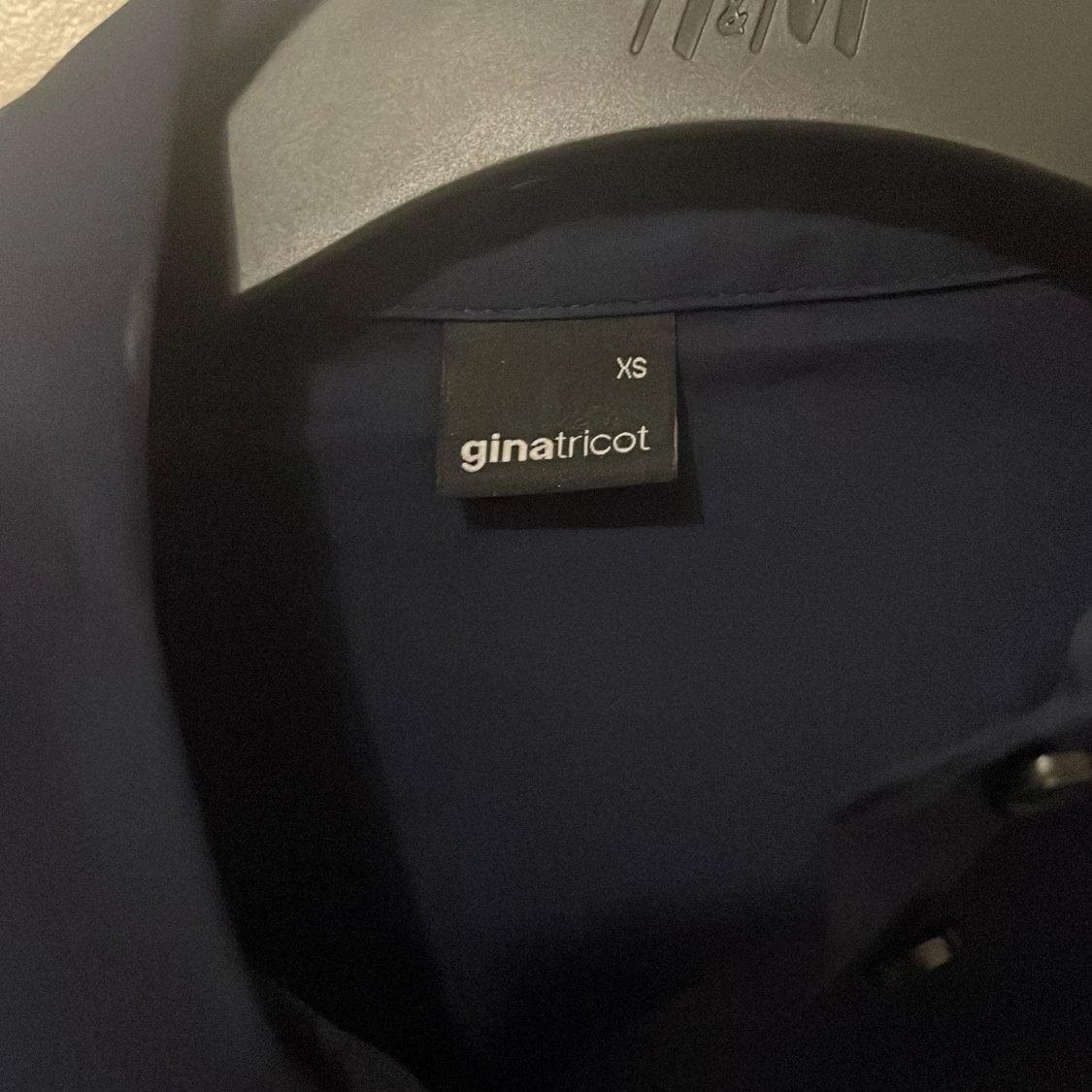 Mörkblå blus från Gina  - 3